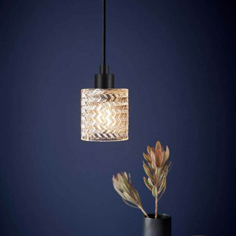 Pendellampe Hollywood ravgul med glitrende glass og stilrent design, ideell for en elegant atmosfære.