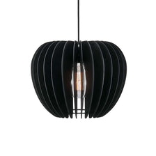 Suspension Tribeca 38 noire avec un design scandinave élégant et une lumière chaleureuse pour les salles à manger et les coins salon.