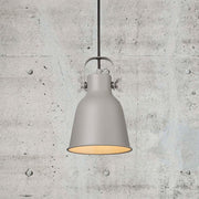 Taklampe Adrian 16 Grå i grå med lys rettet nedover på betongbakgrunn.