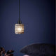 Pendelleuchte Hollywood Rauch in stilvollem Interieur mit dunkler Wand und Kissen.