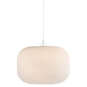 Suspension Milford 30 blanc opale avec forme organique nervurée et éclairage doux.