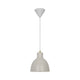 Pop Pendelleuchte Beige mit mattem Finish und Messingdetail für stilvolles Licht über Ess- oder Küchentisch.