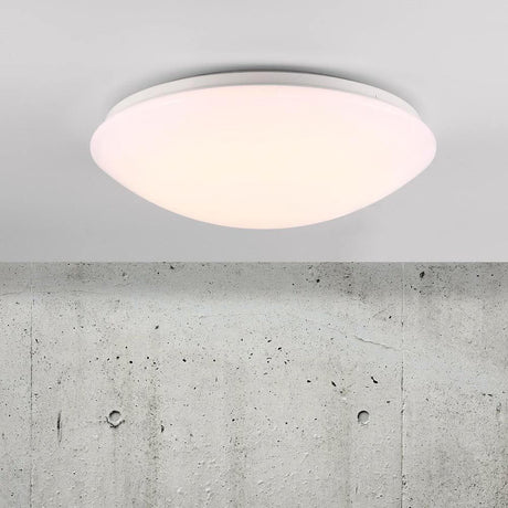 Luz de teto LED com sensor Ask 36 IP44 1386lm, 3000K instalada num teto atrás de uma parede de betão.