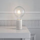 Tischleuchte Siv mit weißen Marmor – moderne Designerlampe auf einem Tisch. Warmes Licht, stilvolles Design.