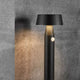 Solar LED Wegeleuchte Nama mit Bewegungssensor, modernes Design und helles Licht auf grauer Wand.