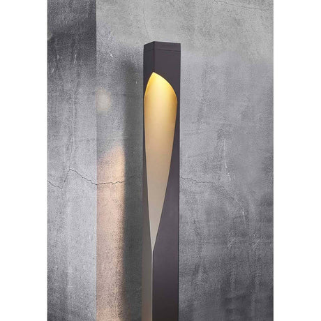 Outdoor floor lamp Concordia 100cm IP44 anthracite with geometric design in front of a grey wall
