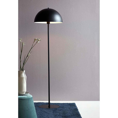 Stehleuchte Ellen Schwarz in modernem skandinavischen Design, eleganter Kontrast und sanftes Licht.