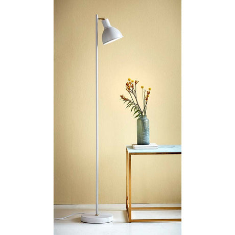 Stehleuchte Pop Ru Weiß in einem modernen Raum neben einer Vase mit Blumen auf einem Tisch.