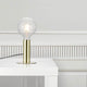 Tischlampe Dean aus Messing mit Glaskugel, ideal für moderne Wohnräume.