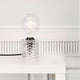Bordlampe Hollywood Klar på et hvitt bord med moderne design og krystallklar lyspære.