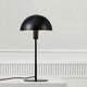 Tischleuchte Ellen Schwarz auf einem Tisch, minimalistisches Design mit runder Schirmform und elegantem Rahmen.
