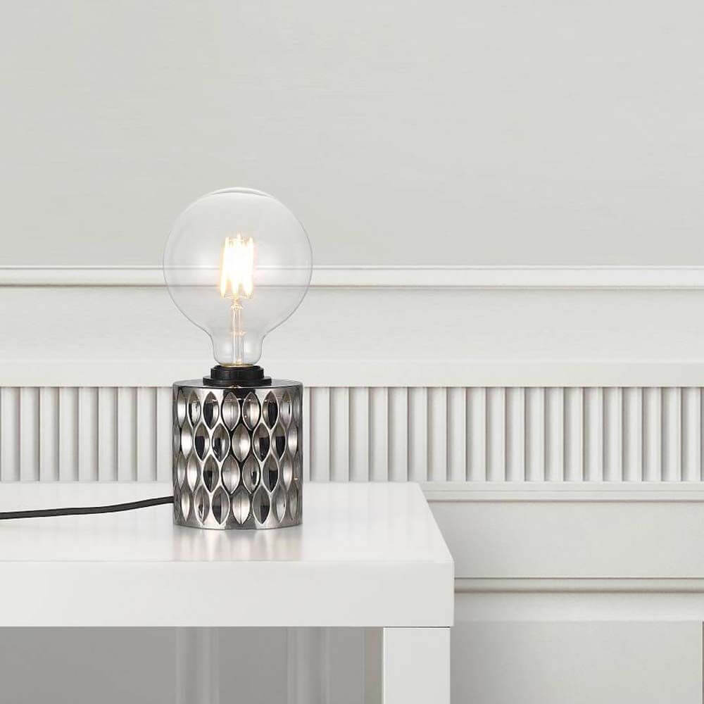 Tischleuchte Hollywood Rauch auf einem Tisch in einem modernen Raum, mit runder Glühlampe.