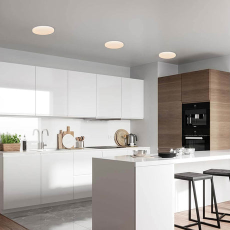 Vic LED Loftslys i et moderne, elegant køkken med lyst interiør og minimalistisk design.