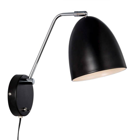 Wandlampe Alexander Schwarz mit eleganter, geschwungener Form und chromatischem Arm für moderne Innenräume.