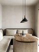 Pendelleuchte Nori 27 in modernem Raum mit organischen Formen und Holz details.