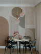 Moderne Nostos Pendelleuchte über einem eleganten Esstisch in einem stilvollen Raum.