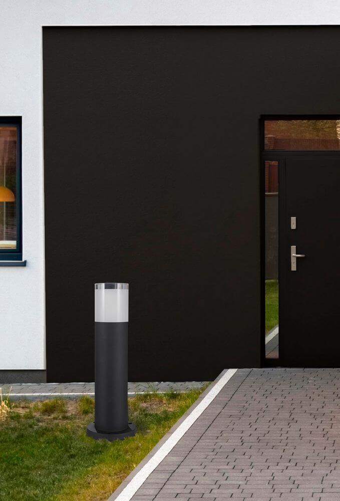 Alt Tag: Noten LED Außenpollerleuchte 3000K Schwarz IP65 vor modernem Hauseingang, 10W LED, warmweißes 3000K Licht, schwarzes Aluminiumdesign