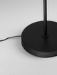 Alt Tag: Notos LED Stehlampe Ø 27cm 3000K schwarze runde Basis und schlanker Ständer auf hellem Boden