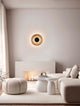 Nous Wandleuchte Ø 30cm 3000K über modernem, minimalistischem Wohnzimmer mit neutralen Farben.