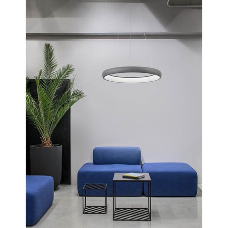 Albi LED Metall Hängeleuchte Grau in modernem Wohnzimmer mit blauen Sofas und Pflanzen.
