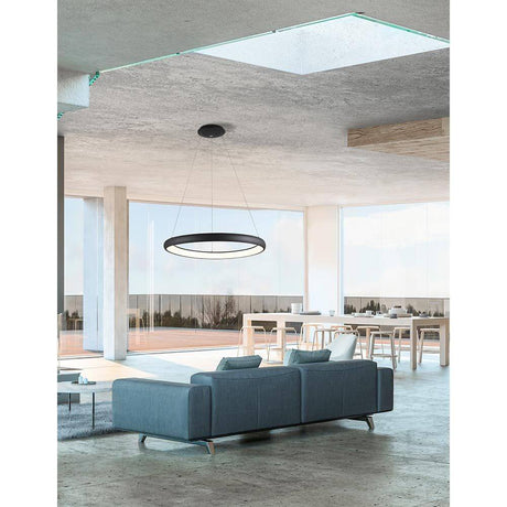 Moderne Albi LED Hängeleuchte Dimmbar über einem hellen Wohnbereich mit Sofa und Esstisch.