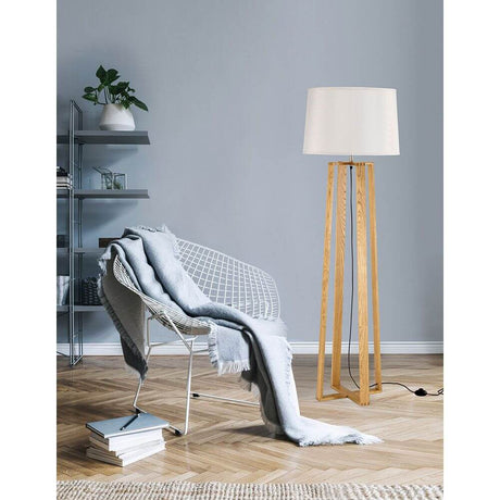 Alma Naturholz-Stehleuchte 167cm Weiß in modernem Wohnzimmer mit bequemer Sitzgelegenheit.