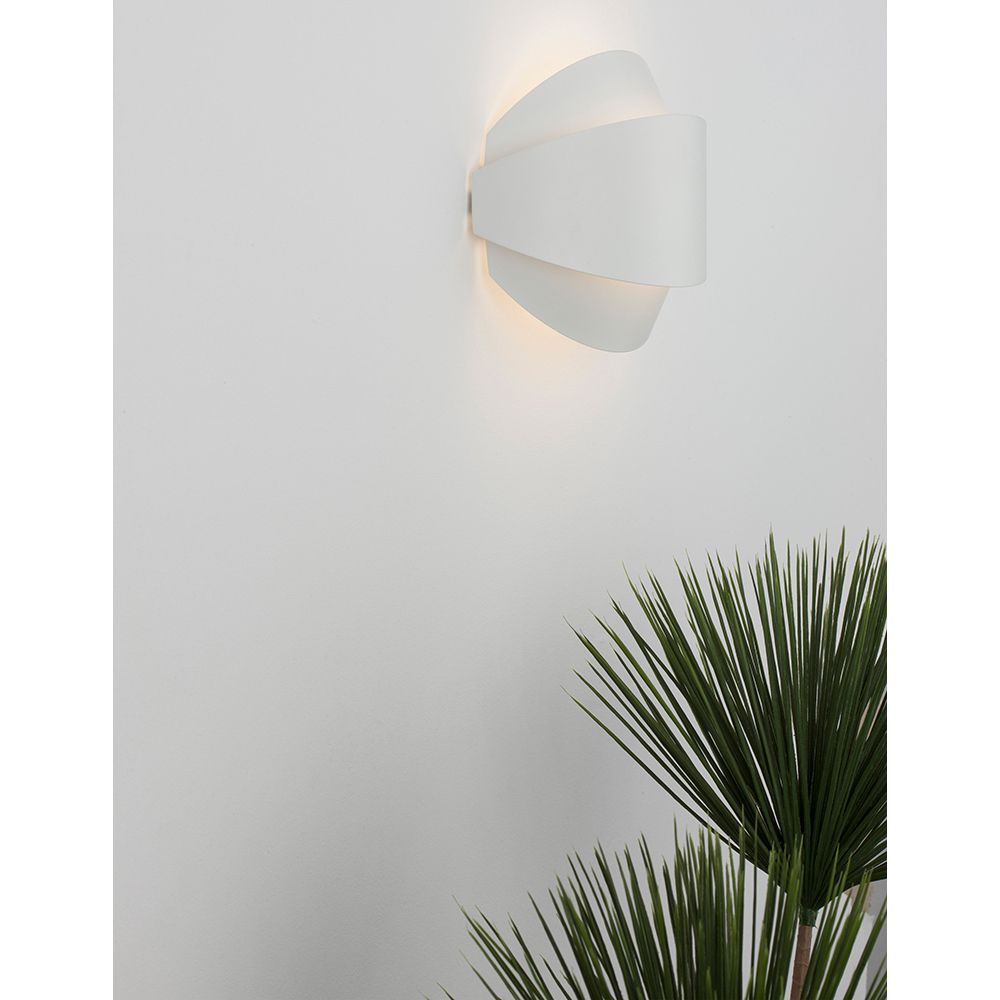 Astrid LED wall lamp