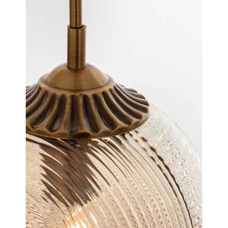 Athena Pendelleuchte aus Glas – champagnerfarbene Glas-Schale mit geriffeltem Muster und Messing-Detail