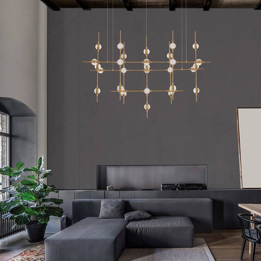 Atomo LED Hängeleuchte 106cm Gold im modernen Wohnzimmer mit elegantem Design und stimmungsvollem Licht.