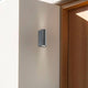 Außenwandleuchte Nero IP54 Dunkelgrau an einer Wand, minimalistisch und wetterfest, perfekt für den Außenbereich.