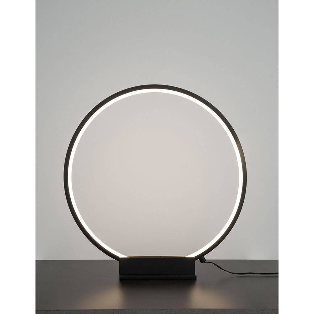 Base-B Stand-Fuß aus Metall mit Nova Luce Ringlampe auf einem Tisch