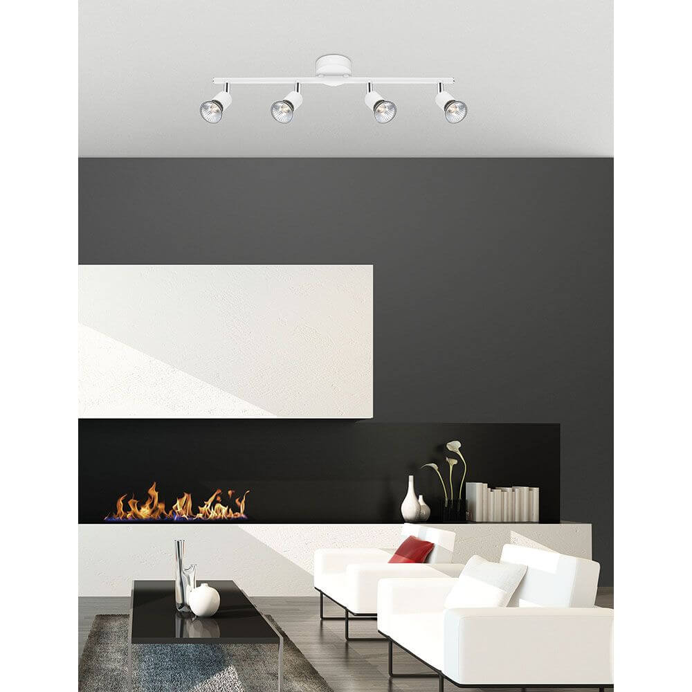Base Deckenstrahler 4-flammig Metall im modernen Wohnzimmer mit elegantem Design und drehbaren Strahlern.