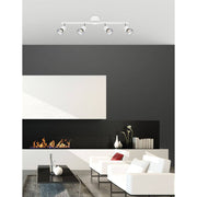Projecteur de plafond Base à 4 lampes en métal dans un salon moderne avec un design élégant et des spots orientables.