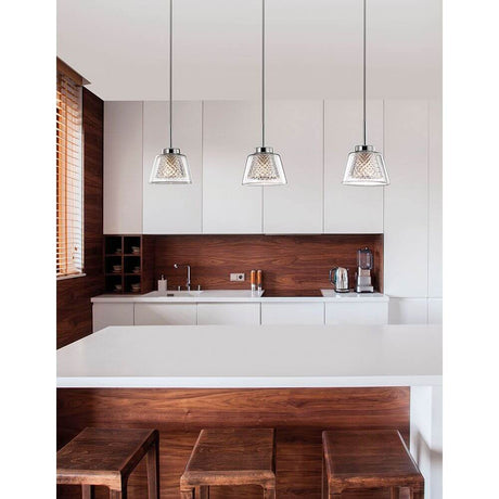 Boccale Glas-Hängeleuchte Klar, Chrom über einem modernen Küchentisch in einer eleganten Holzverkleidung.