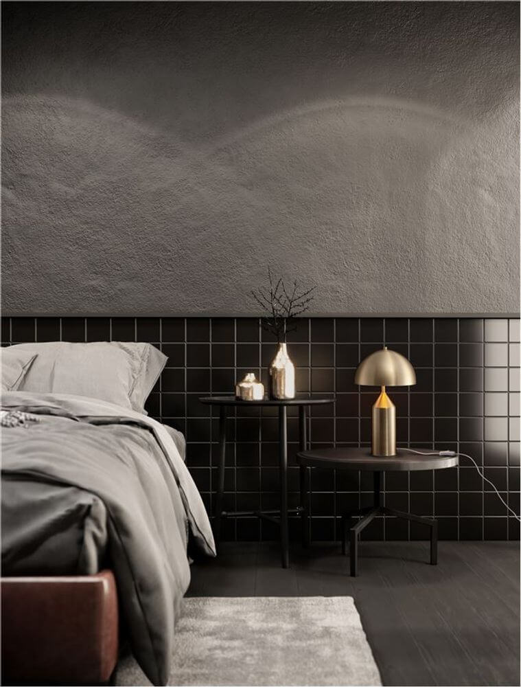 Bolt Tischlampe Gold Ø 25cm auf einem Nachttisch in einem modernen Schlafzimmer mit dunkler Wand