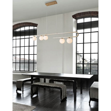 Cantona Hängelampe 5-flg. Messingfarben, Weiß, moderne Pendelleuchte mit fünf weißen Glasschirmen über dem Esstisch