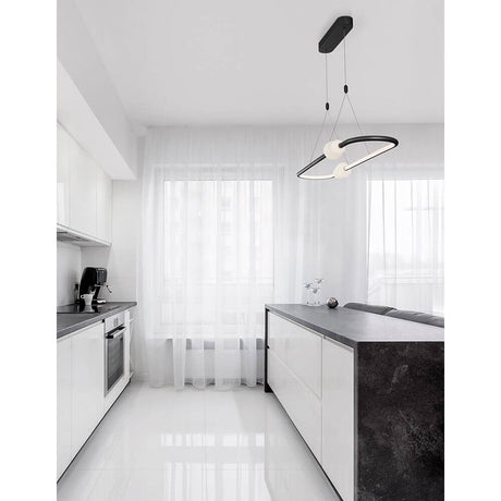 Suspension Celia LED 100 cm dans un intérieur de cuisine moderne avec des murs blancs et un plan de travail noir.