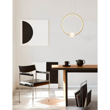 Celia LED Pendelleuchte Ø 43cm in modernem Esszimmer mit schwarzem Stuhl und geometrischer Wandkunst.