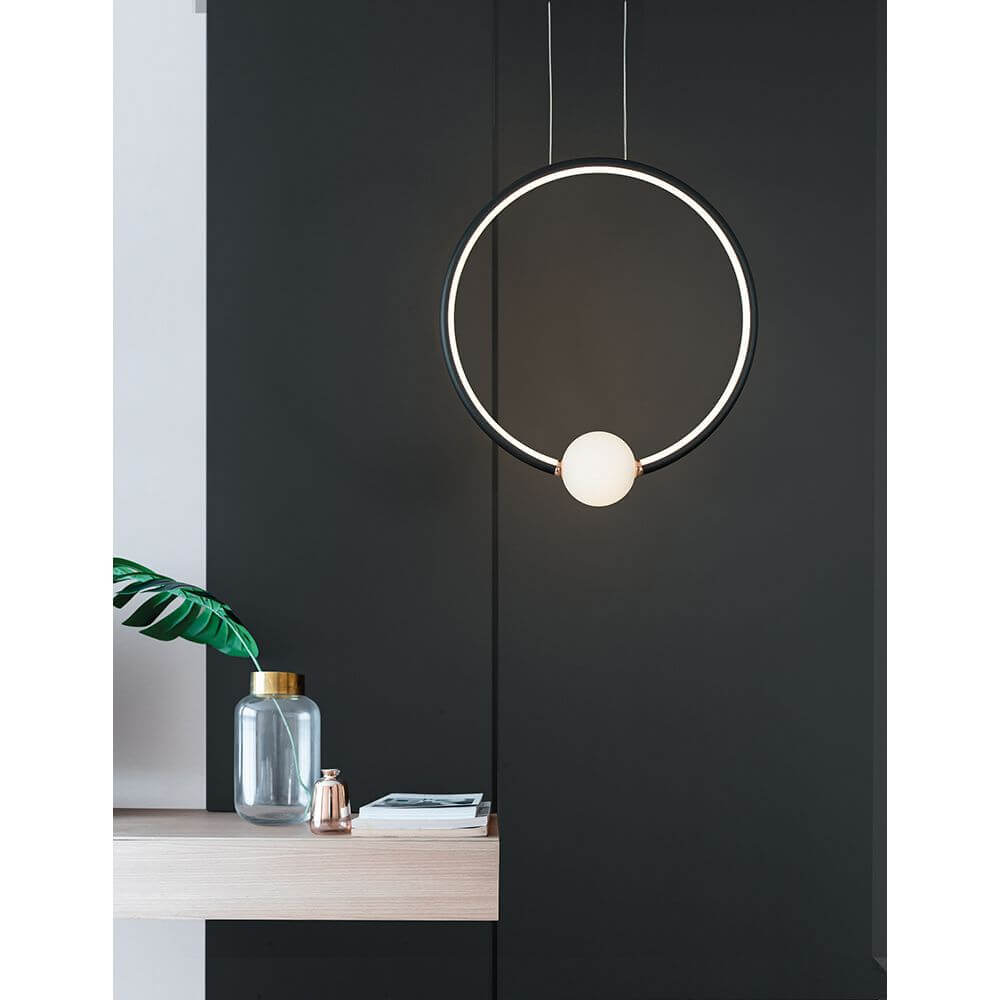 Celia LED Pendelleuchte Ø 43cm im modernen Raum, elegantes Design mit Aluminium und Glas, goldene Farbdetails.