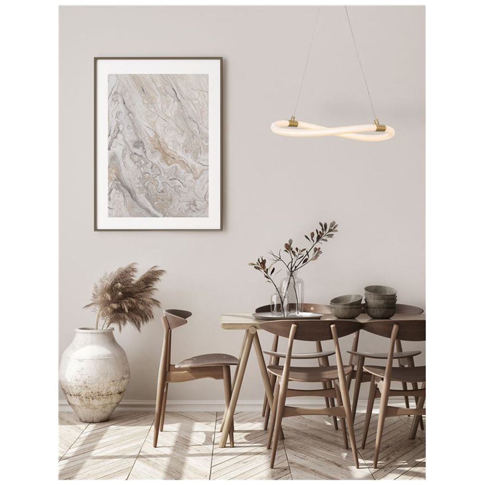 Moderne Cerelia LED Hängeleuchte in Gold über einem stilvollen Holztisch mit gemütlicher Einrichtung.