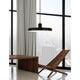 Hängelampe Nova Luce Chioto in Matt-Schwarz über einem modernen Holzstuhl und Tisch mit Stadtblick.