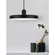 Pendelleuchte Nova Luce Chioto in Matt-Schwarz mit schlichtem Design und dekorativen Vasen im Vordergrund.