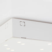 Detailaufnahme der Cielo LED-Sternenhimmel Deckenlampe in Weiß mit modernen Beleuchtungselementen.
