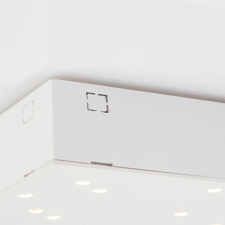 Detailaufnahme der Cielo LED-Sternenhimmel Deckenlampe in Weiß mit modernen Beleuchtungselementen.