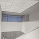 Cielo LED-Sternenhimmel Deckenlampe in modernem Raum mit eleganten Vorhängen und neutralen Farben.