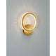 Cilion LED Wandlampe Messing, Gold mit modernem Design und sanftem Licht auf grauem Hintergrund.