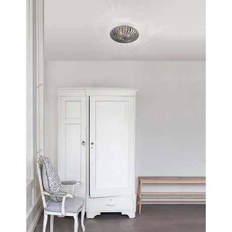 Clam badeværelse loftlampe glas i et elegant badeværelse med hvide møbler.