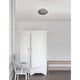 Clam Bad Deckenlampe aus Glas in elegantem Badezimmer mit weißem Schrank und Stuhl.