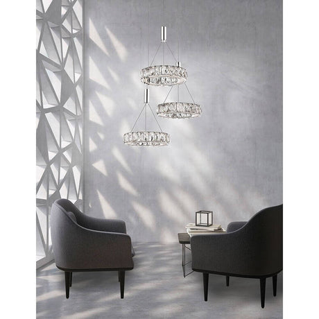 Corona LED krystallpendellampe i en moderne stue med elegant lenestol og stilfull design.