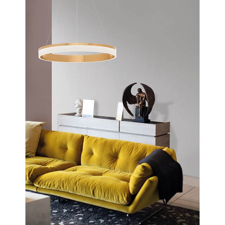 Courtez LED Hängeleuchte Gold über einer gelben Couch, ergänzt mit stilvollen Dekorationen im Raum.